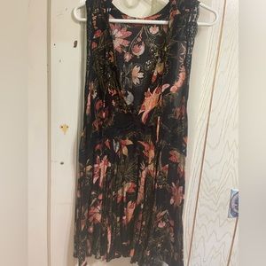 Free People seeveless v-neck floral lace tunic